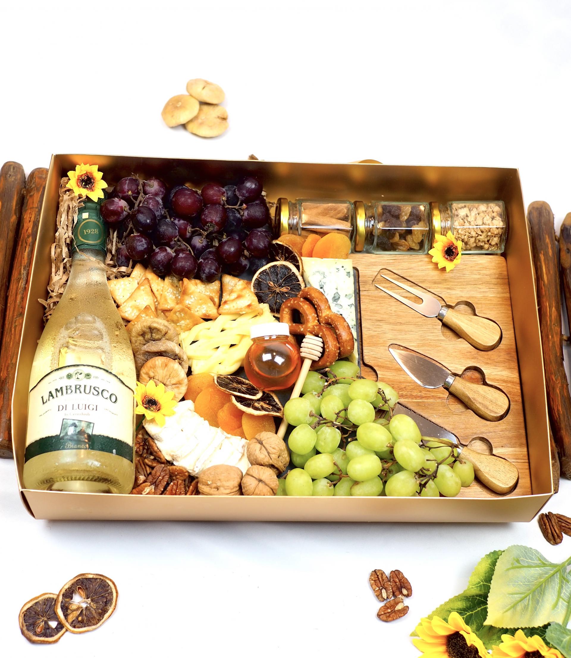 מארז גבינות Cheese & Cheers